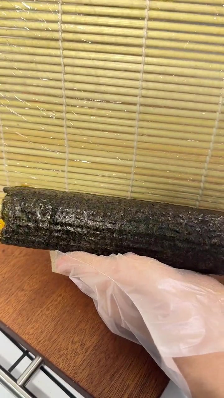 今天在家给儿子做了他馋了很久的寿司,简单美味还干净,儿子放学回来太开心了,说比校门口的还要