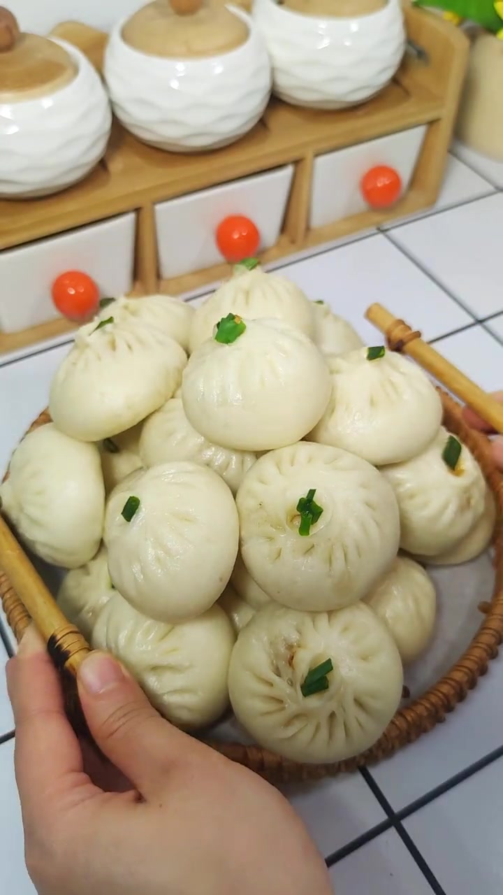 儿子说想吃小笼包了,用一次发酵法做的小笼包,个个暄软流汁,刚出锅热乎乎的儿子一口气吃了好几