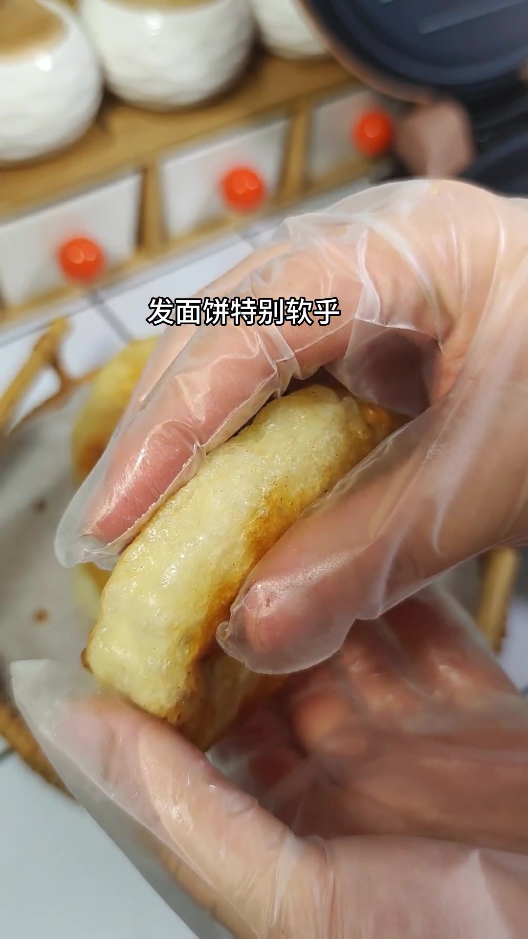 今天的发面牛肉馅饼 一斤面九两水,真是又软乎又好吃,凉了也不会硬 不用揉不用擀 家里的老人