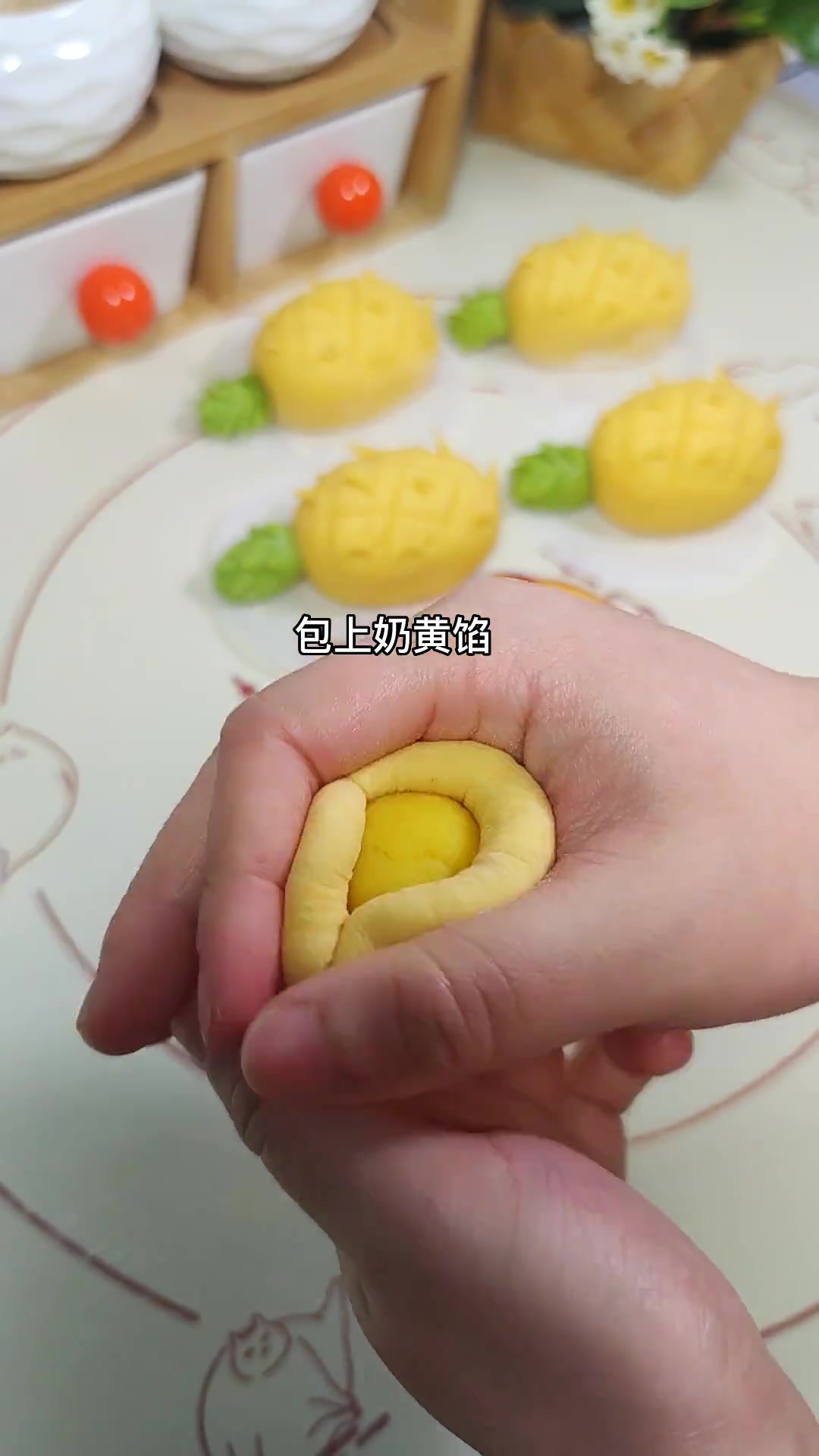 吃菠萝的季节,花一个小时给孩子做了一锅奶黄菠萝包,儿子说好好吃呀,下次多做点 花样面食 卡