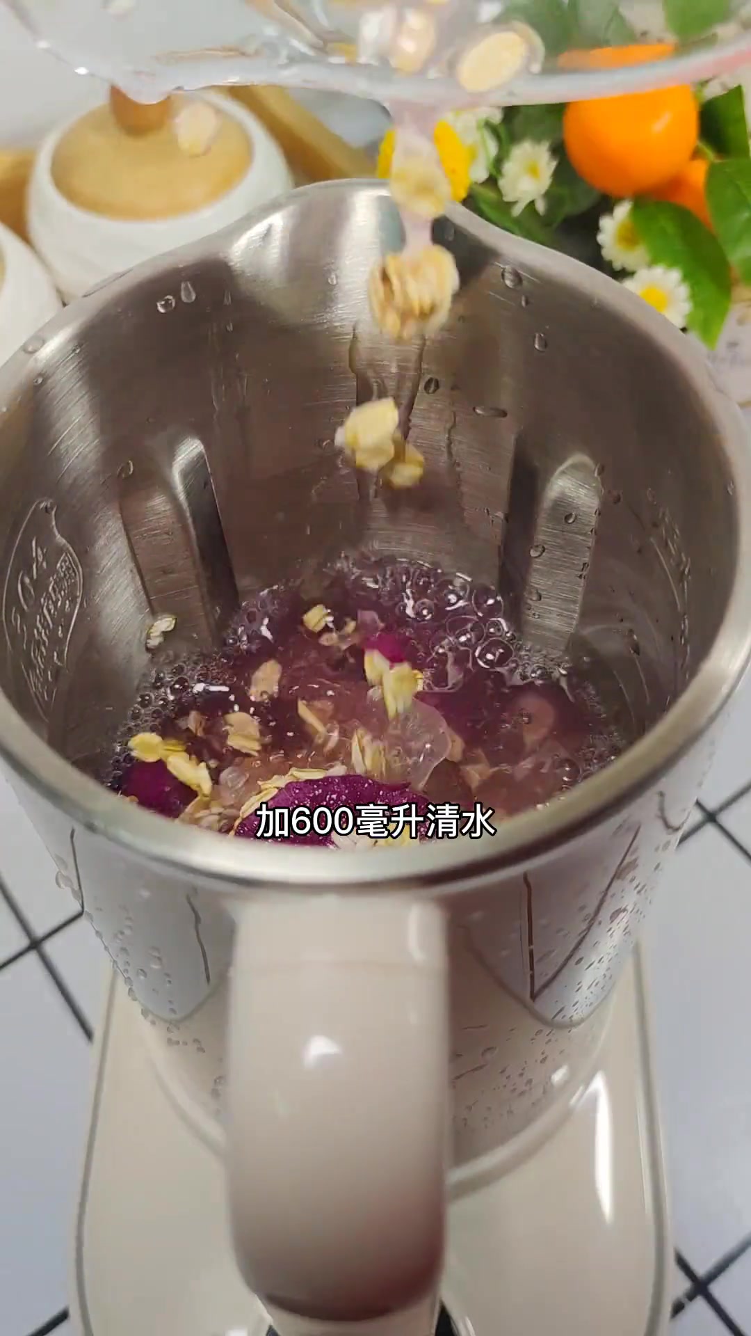 孩子的早餐即要简单又要有营养,一份简单的葱油拌面搭配一杯超好喝丝滑的紫薯燕麦奶太美啦!早上