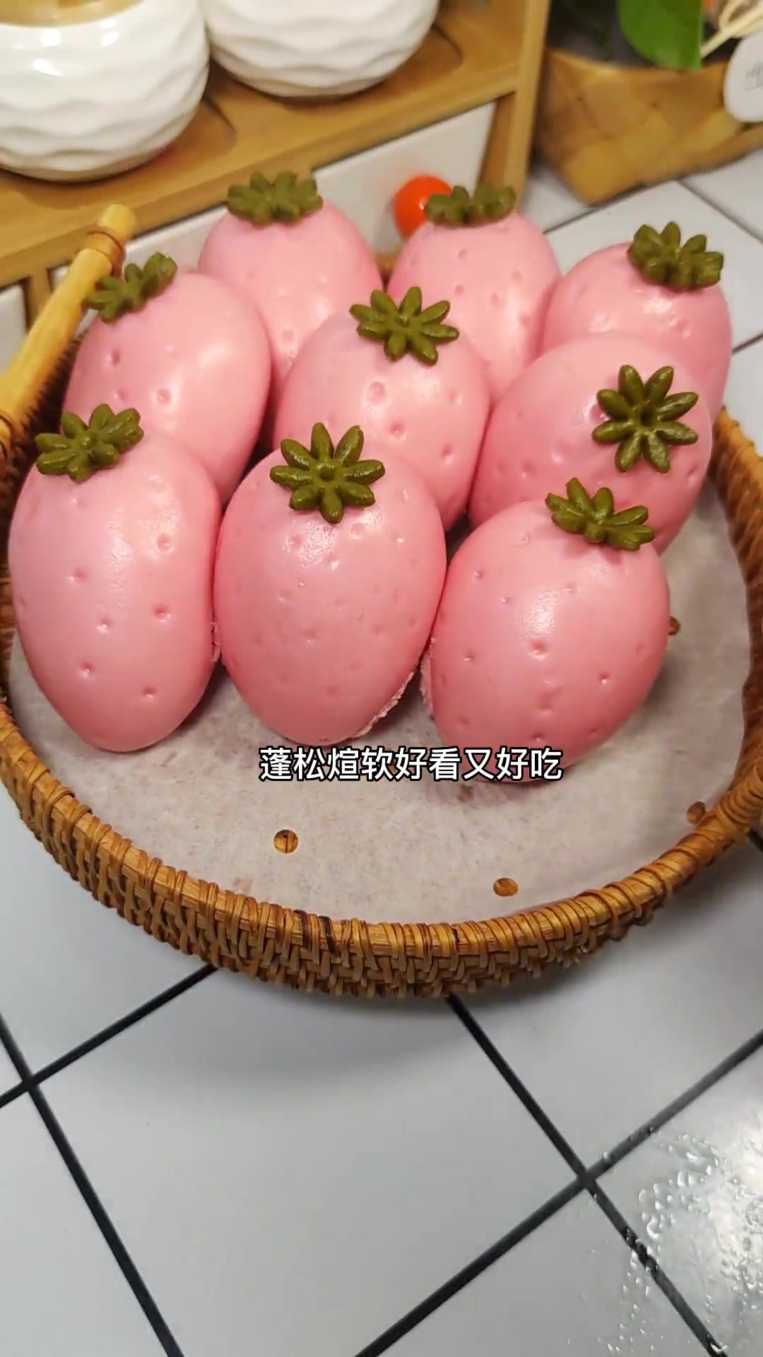 没有一个小朋友能拒绝的豆沙馅草莓馒头,简单好做,好看又好吃 花样面食 在家做美食 卡通果蔬