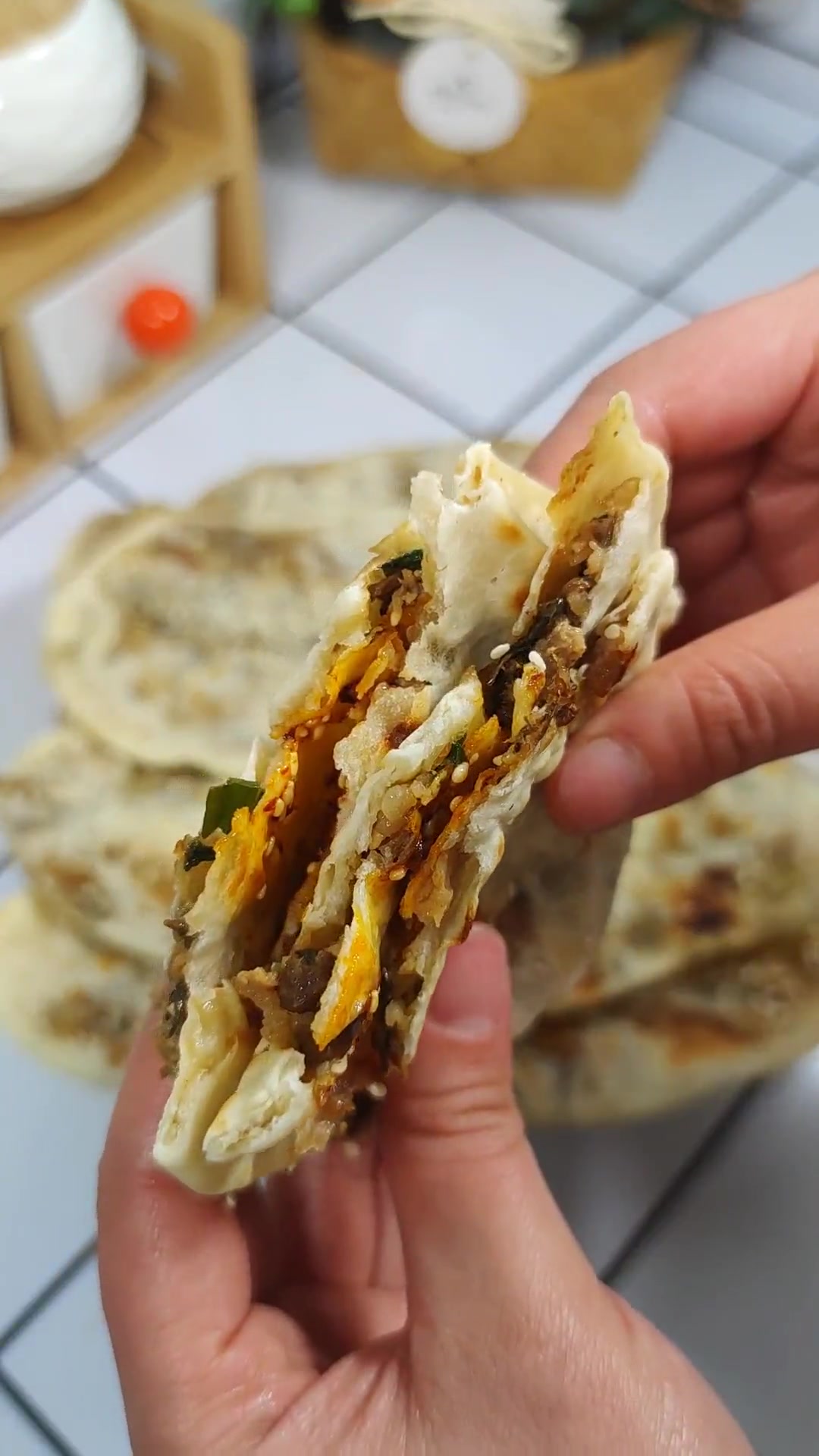 终于做了儿子心心念念的梅干菜烧饼,儿子说妈妈做的比在学校门口买的还好吃,太香啦 锅盔 梅干