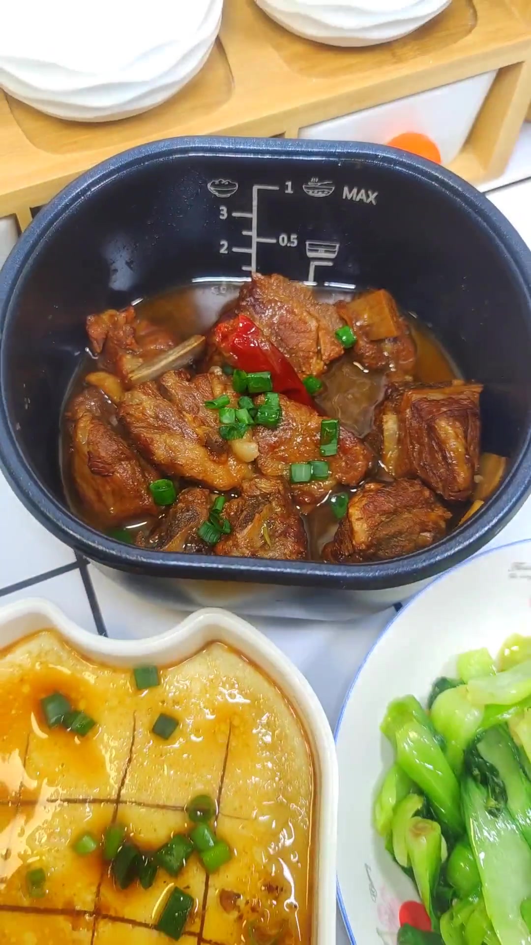 我是一个全职妈妈,每天的工作就是照顾孩子,搞定一日三餐,今日分享简单快捷的饭菜一锅出,省时