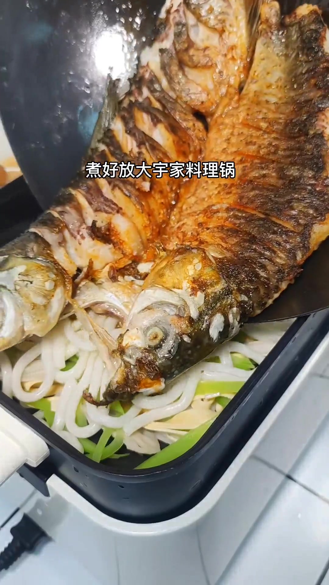 还有几天过年了,在家也能做出饭店口感的烤鱼,香而不辣,好吃过瘾,家里来客人这样做个个夸你是