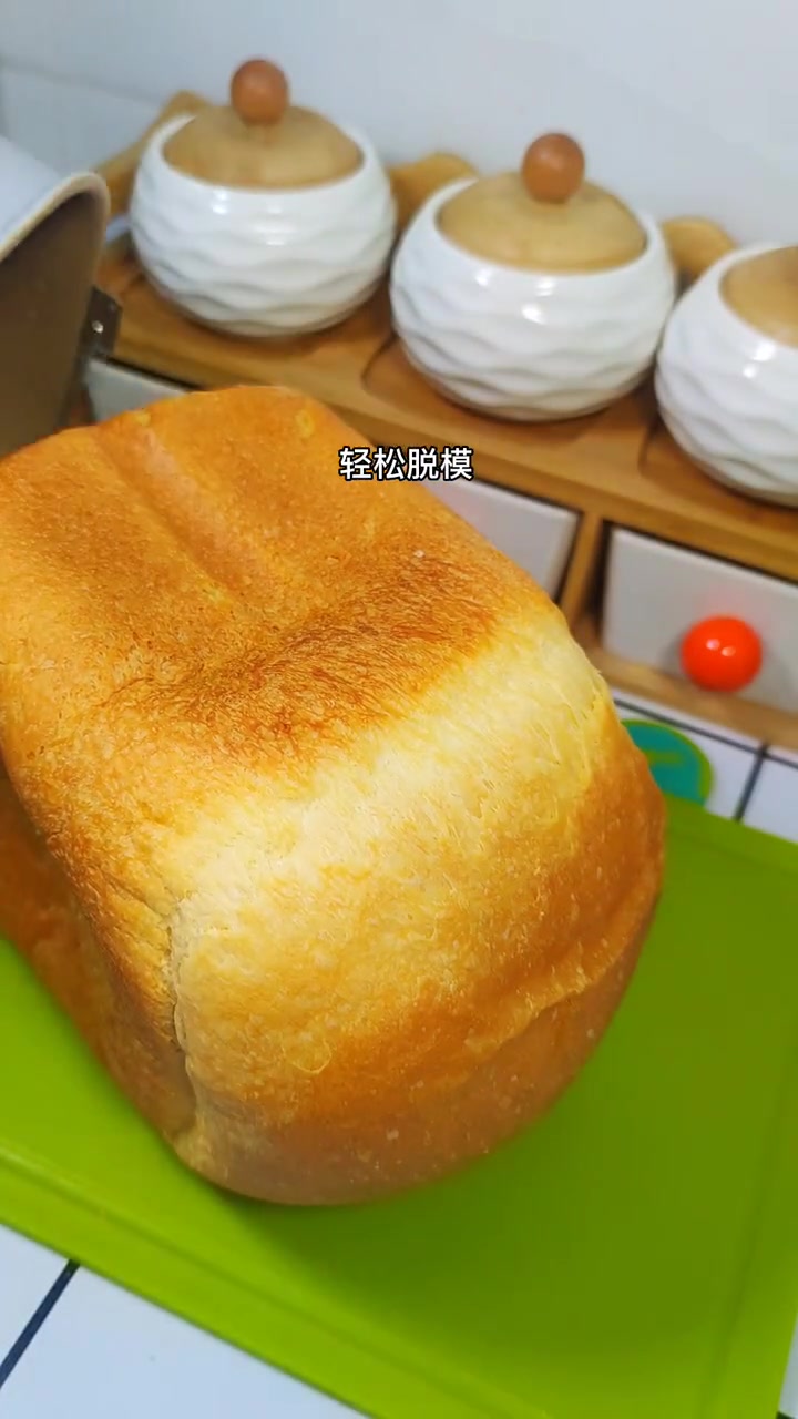手不沾面自己在家做奶香吐司面包,松软拉丝,有了面包机在家也能实现吐司面包自由,关键不用揉一