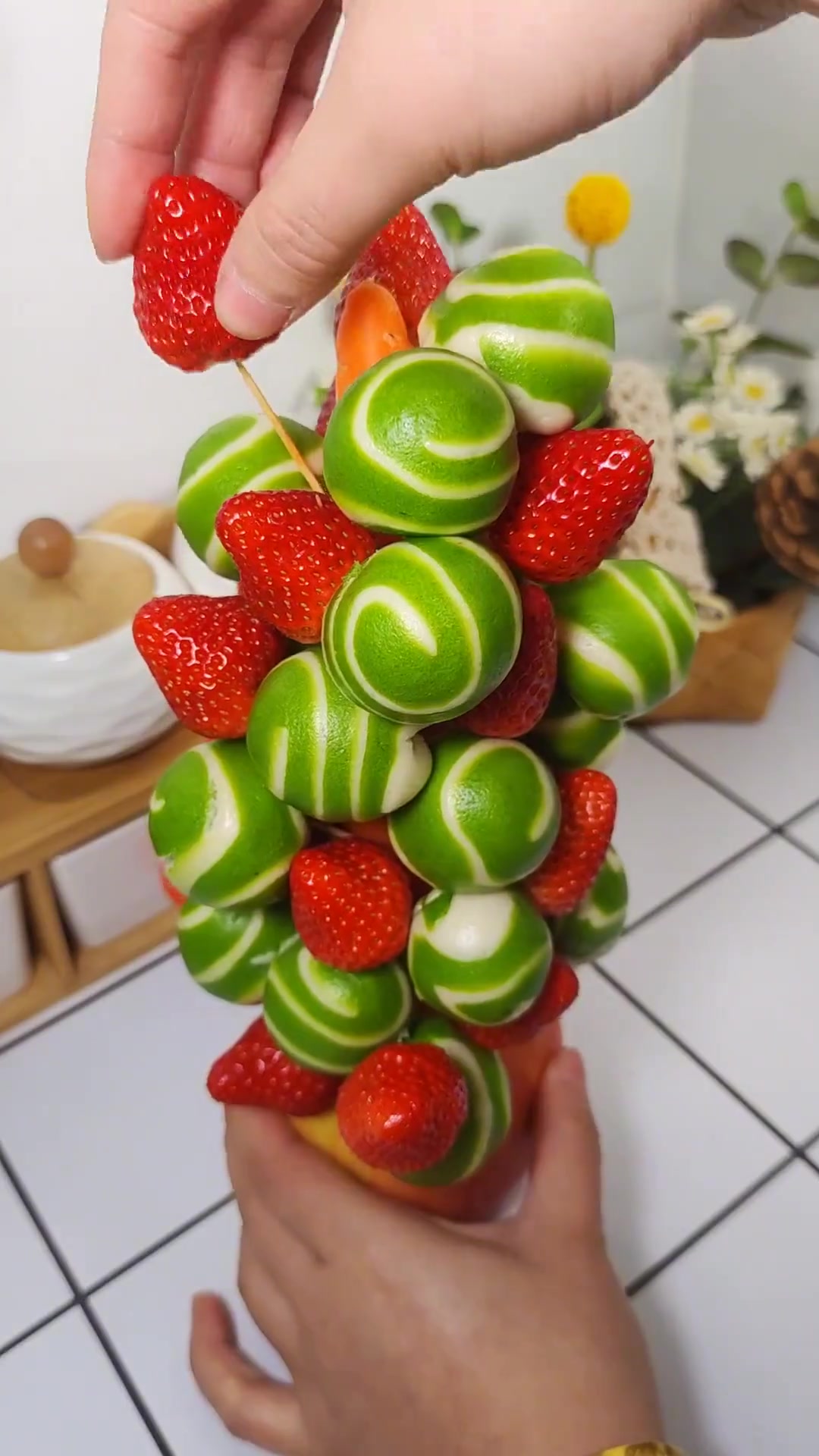 其实世界上本无圣诞老人,所有的惊喜都来自于爱你的人。希望快乐平安不止圣诞这一天,生活需要仪