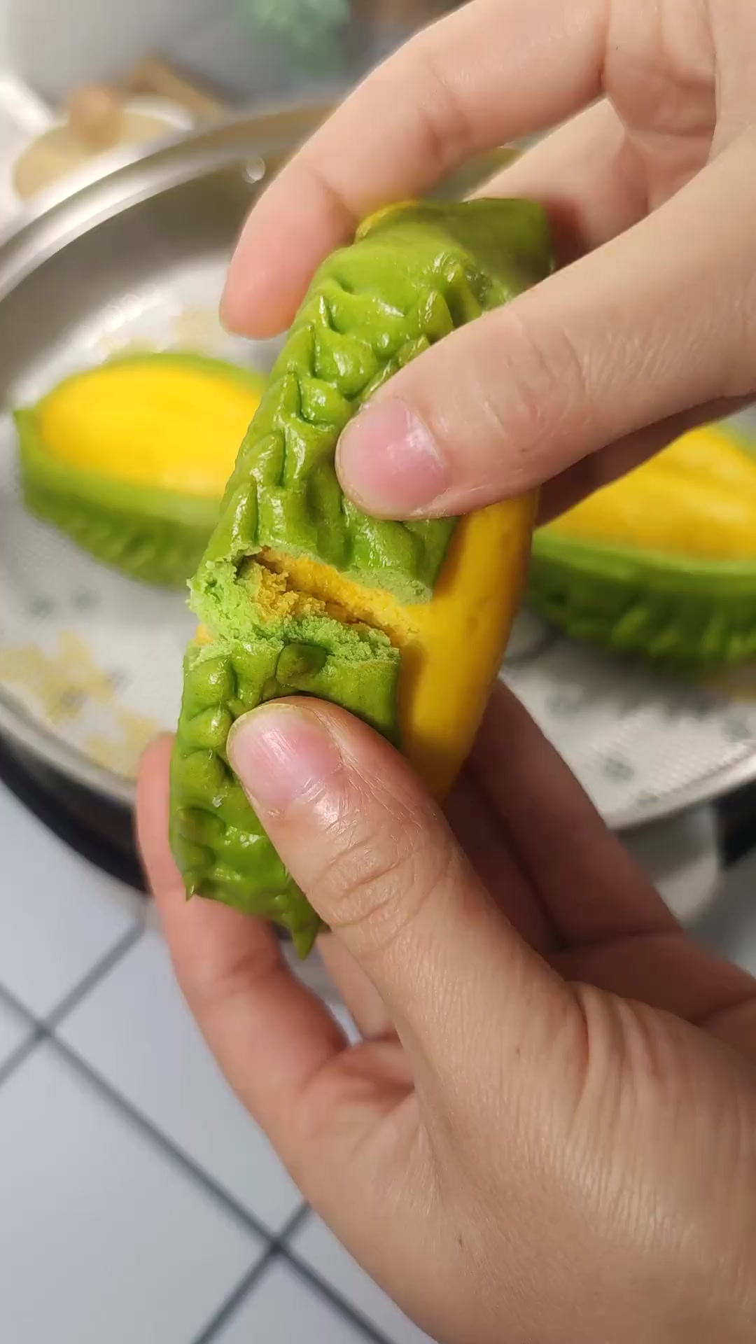 给孩子做了榴莲豆沙包,小朋友很是喜欢,做法简单,可爱又好吃 花样面食 在家做美食 创意馒头