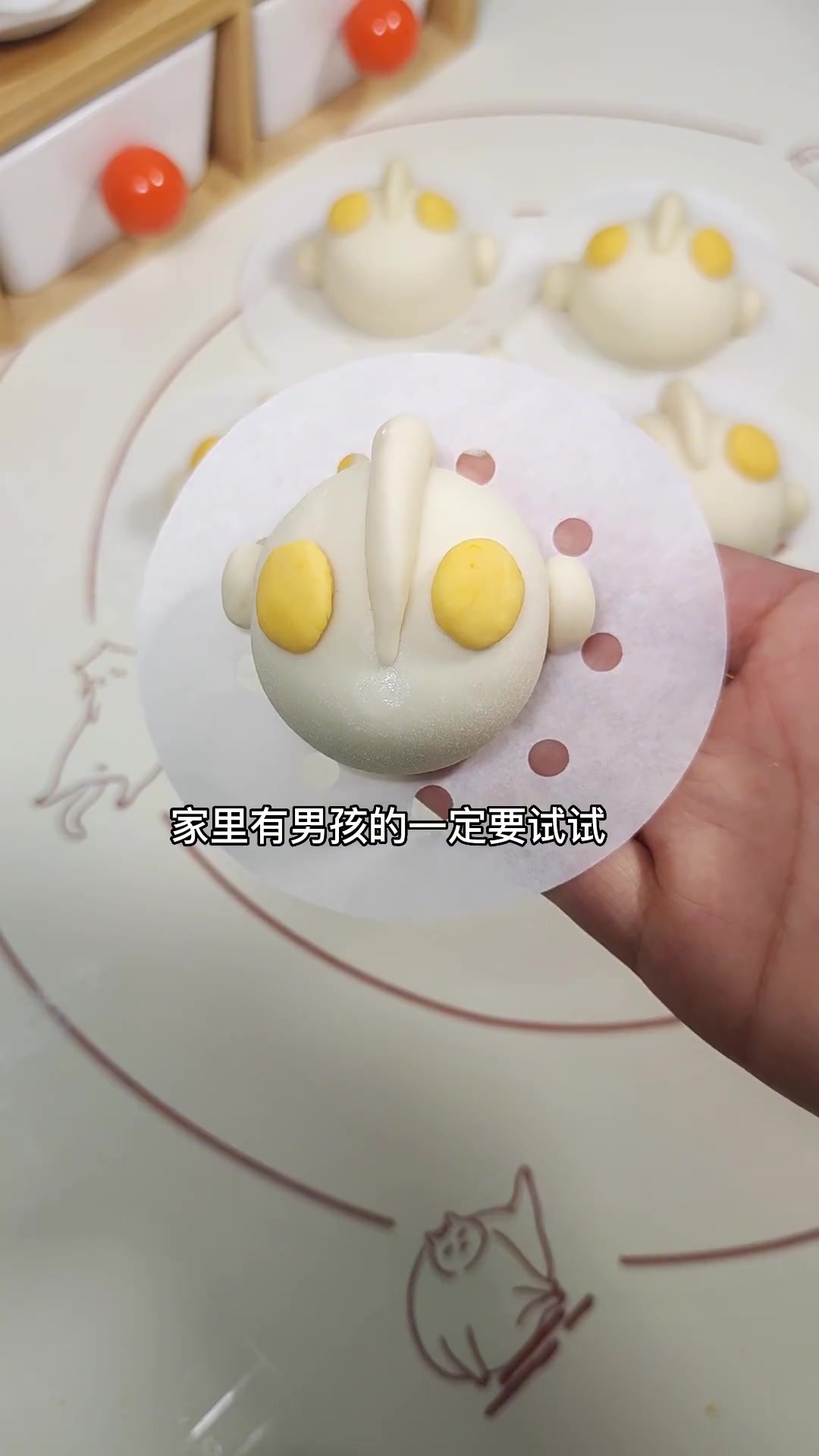 答应儿子的奥特曼豆沙包今天给他安排上,奥特曼包子是他最喜欢的,音乐是他最爱听的,家里有男孩