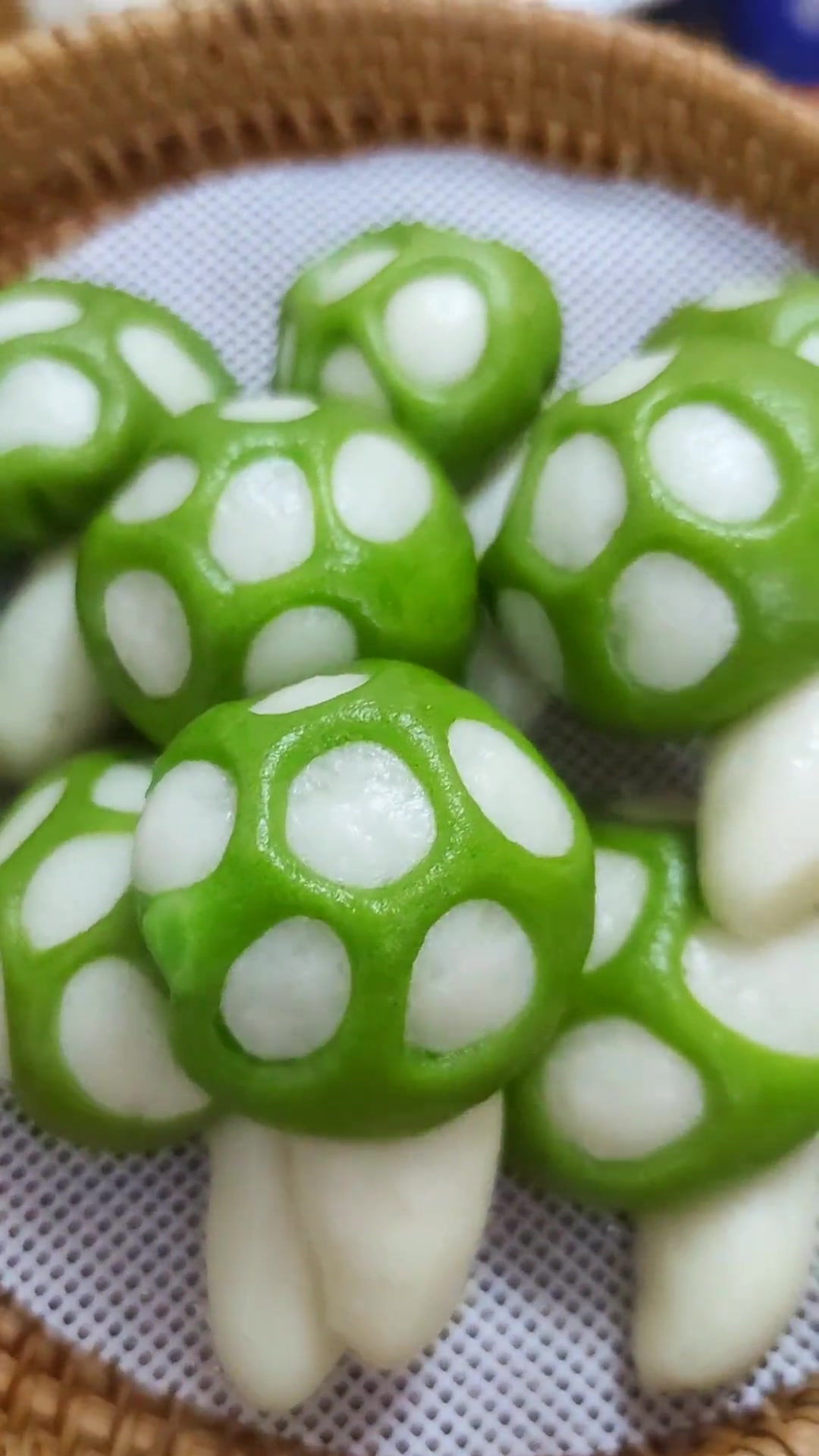 包菜馒头都吃过了吧!同样的食材来试试这个小蘑菇馒头吧,做法也简单好看又好吃,儿子特别喜欢吃