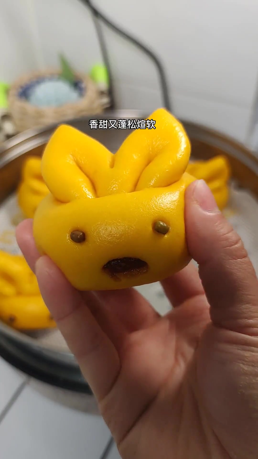 今天用南瓜给儿子做的小兔子馒头,儿子说太可爱了,好看又好吃,香甜又蓬松煊软,实在太好吃了,