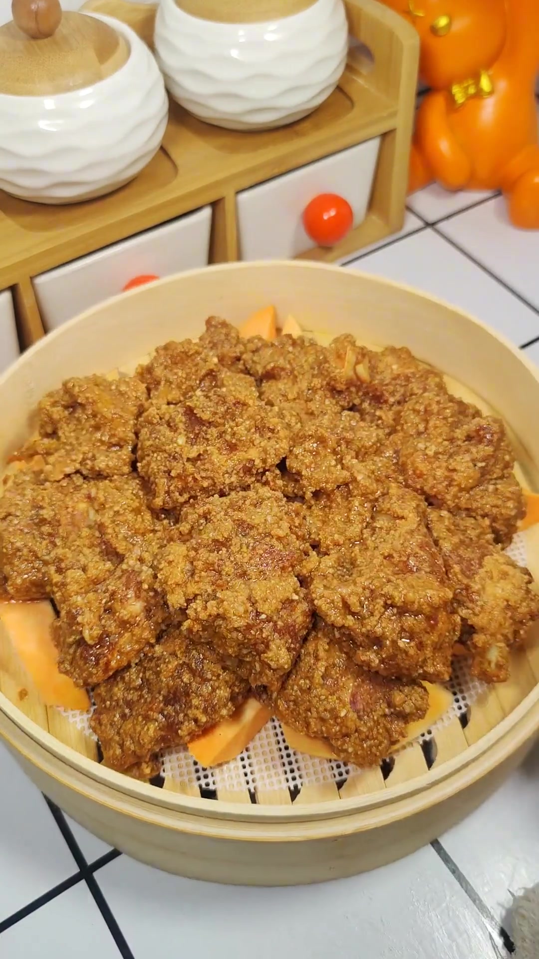 安庆粉蒸肉是我们安徽人家庭餐桌上出现最多的一道美食了吧!今天用蒸肉粉蒸了一锅粉蒸排骨,软烂