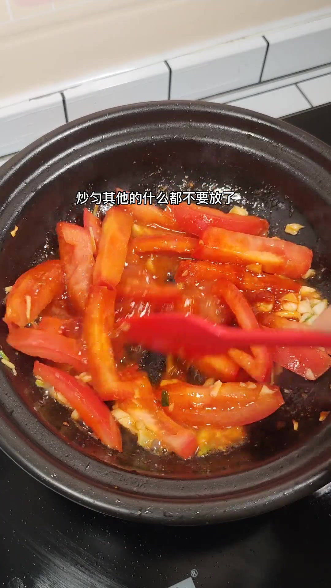 我家孩子每周都要吃两次的 番茄金针菇牛肉煲,每次做都不够吃,汤汁拌饭实在是太好吃了 番茄牛