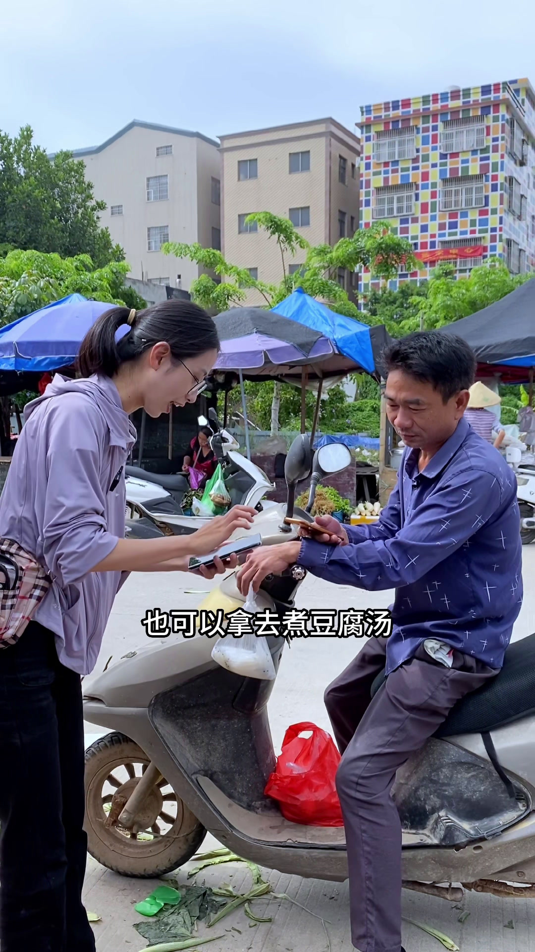挑着银鱼去摆摊,认真对待每个人,就会收获很多有缘人