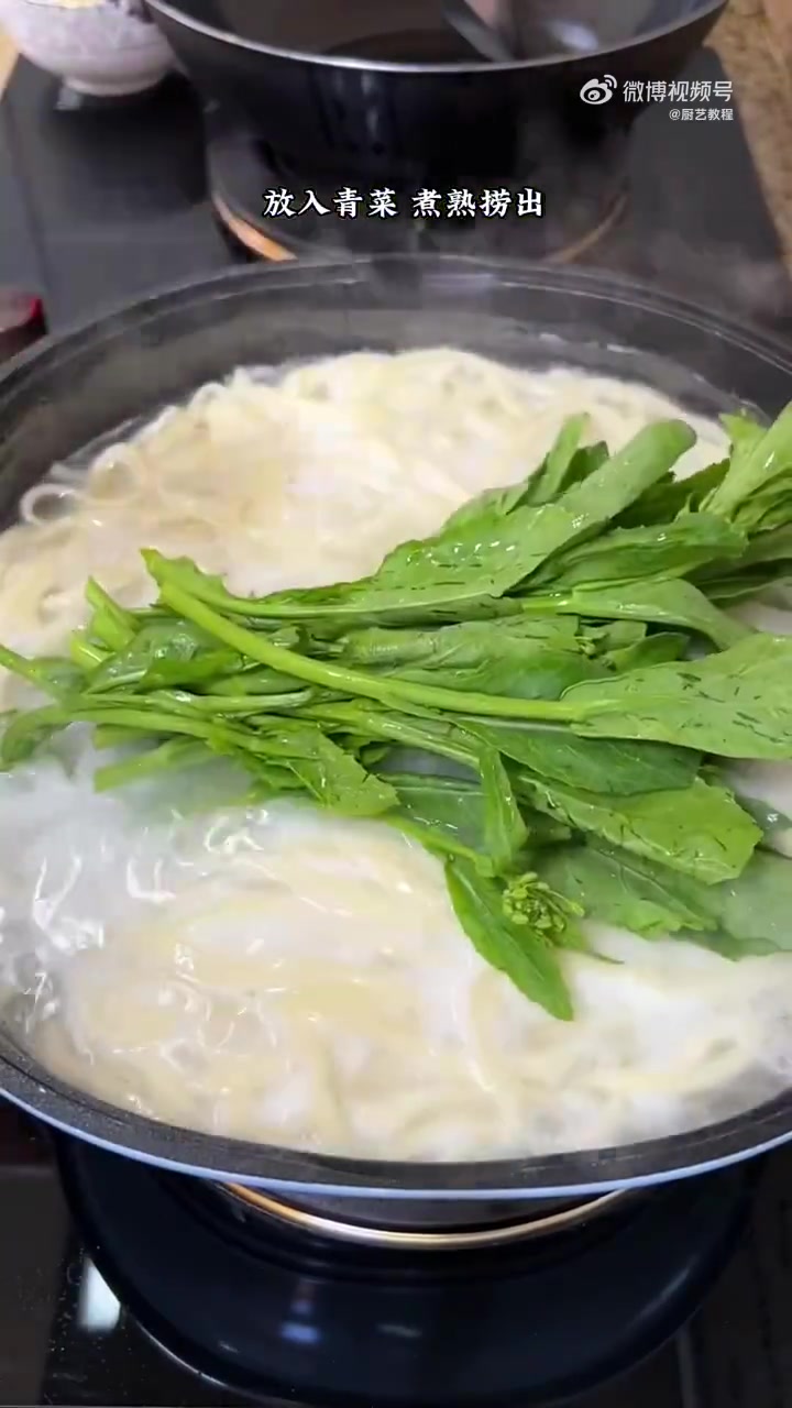 美食时刻 厨艺教程  陕西人的美食时刻 陕西特色油泼酸汤面,面条劲道,酸爽开胃,特别好吃!