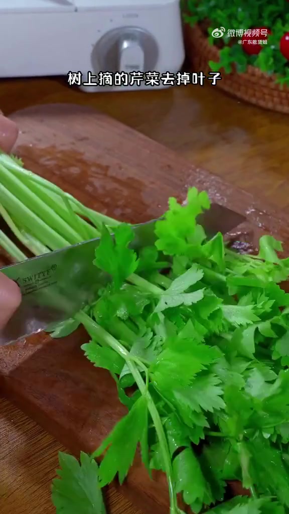 广深美食 这么好吃的芹菜炒牛肉你错过了的话,那可真的是太可惜了!牛肉是属于脂肪含量比较低的