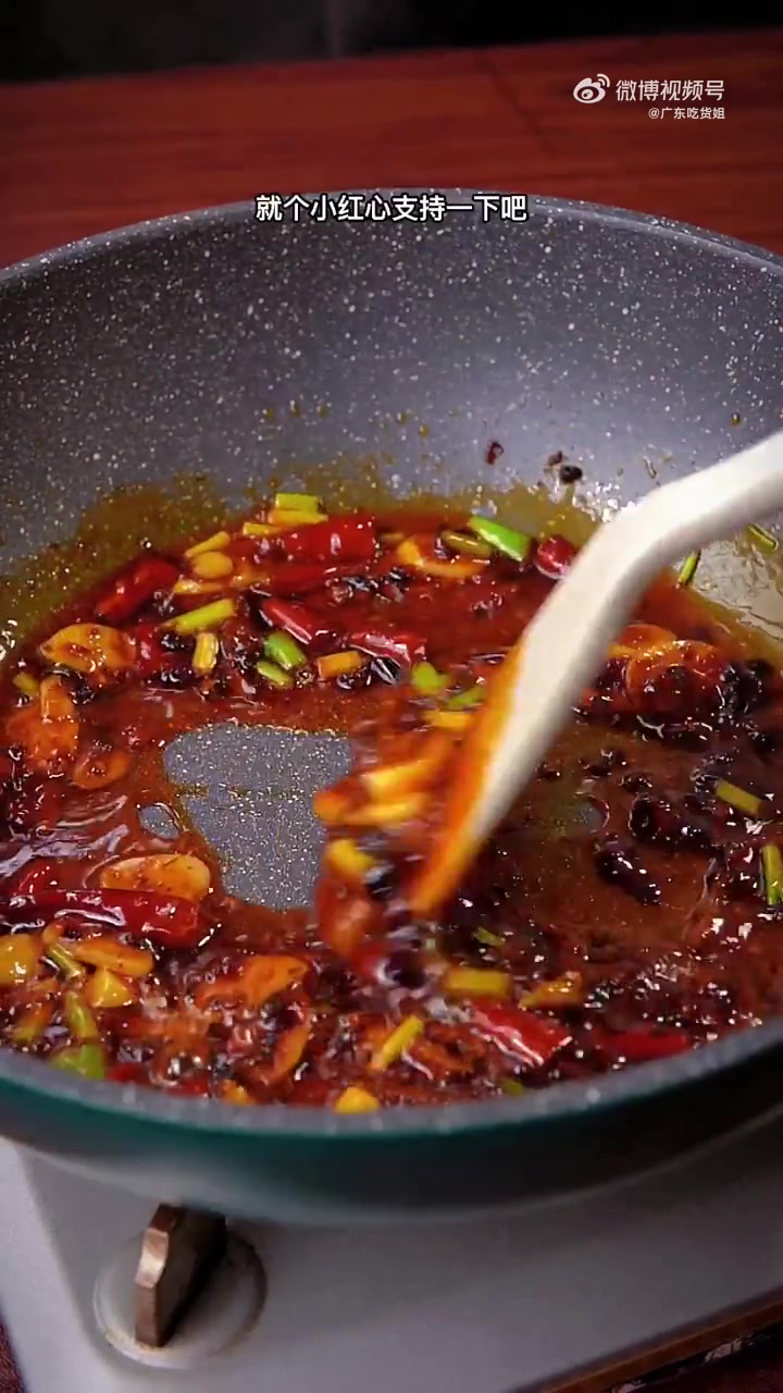 美食时刻 厨艺教程  正宗水煮鱼片的做法,鲜香滑嫩无腥味,制作简单又好吃,特别下饭。水煮鱼