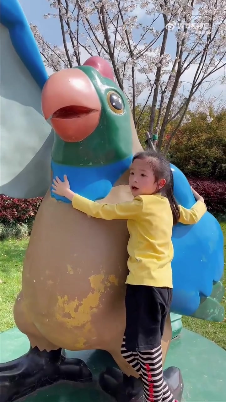 去年的生日不能出去,没有蛋糕没有小伙伴没有爸爸的陪伴,妈妈告诉过你,明年的生日他们都会回来