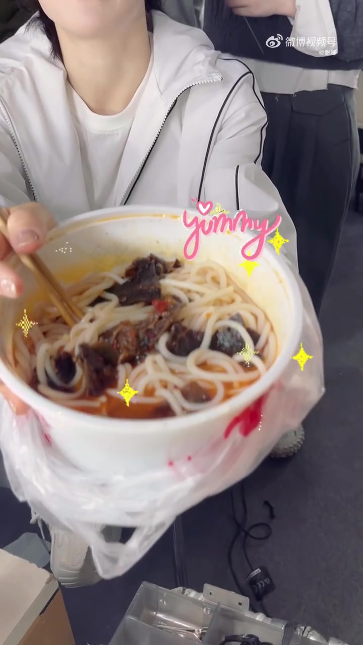 给大家分享一个我来长沙很喜欢的美食组合:主食配主食——湘味盖码饭+米线,主打一个长沙特色,