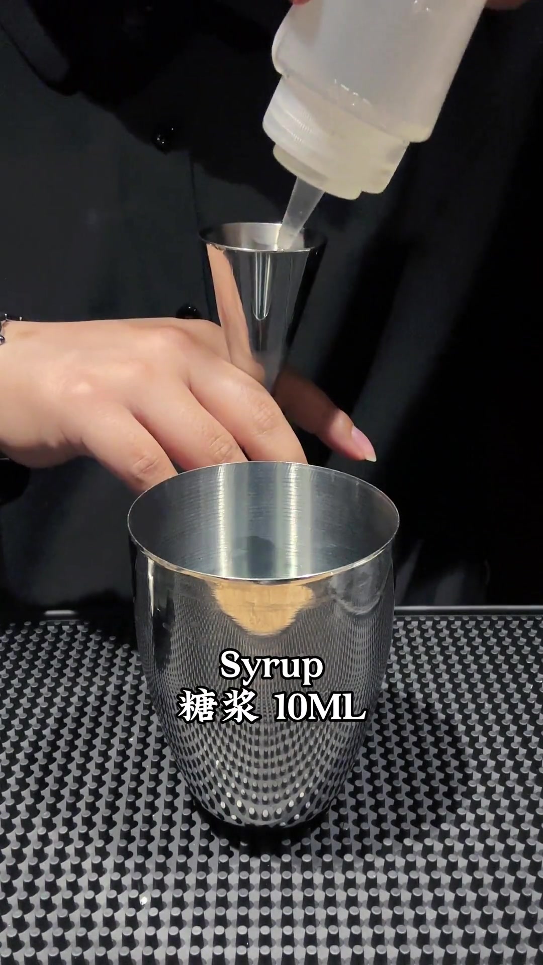 海上蝴蝶 象征着灵魂的自由,预示着改变和新开始 自创鸡尾酒 +小助手
