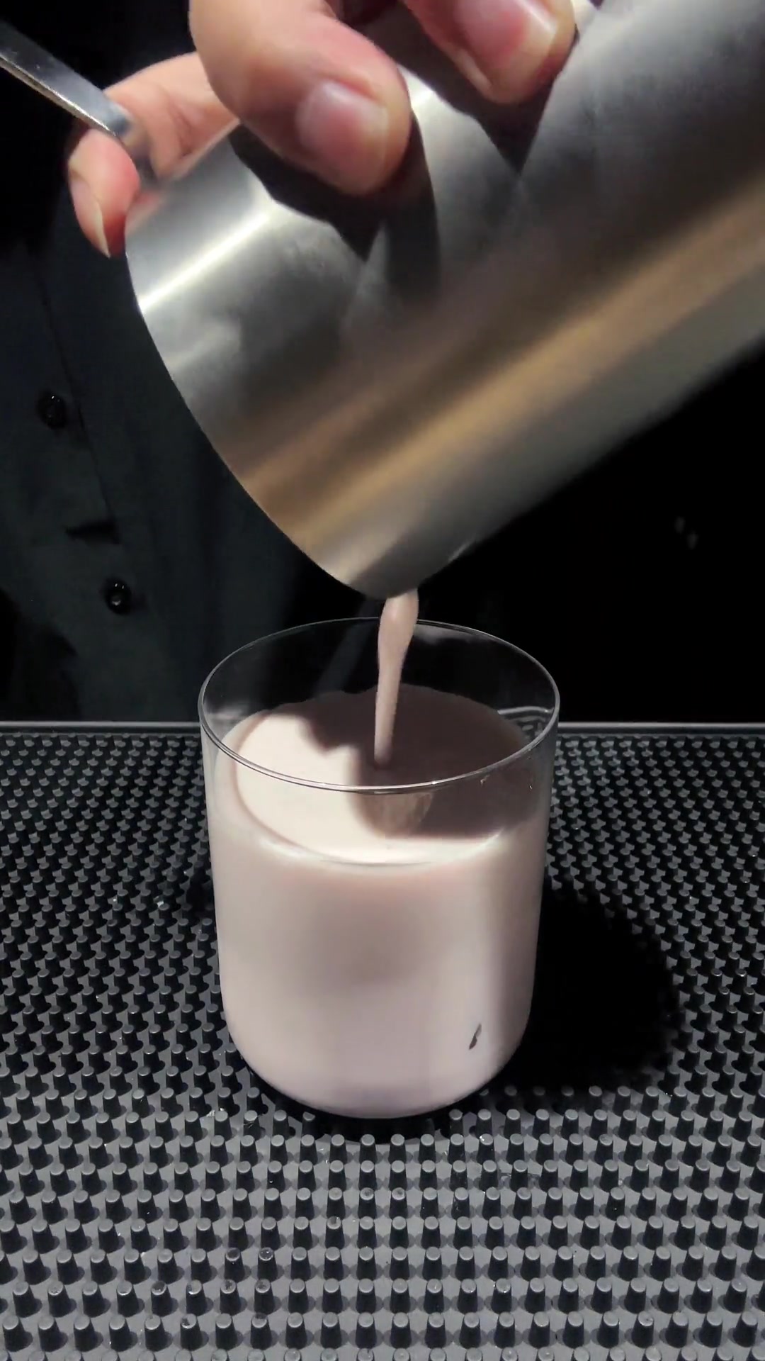 白色情人节快到了,做一杯 情人节特调 帝萨诺白丝绒奶酒和草莓、牛奶的搭配非常好喝!喝起来像