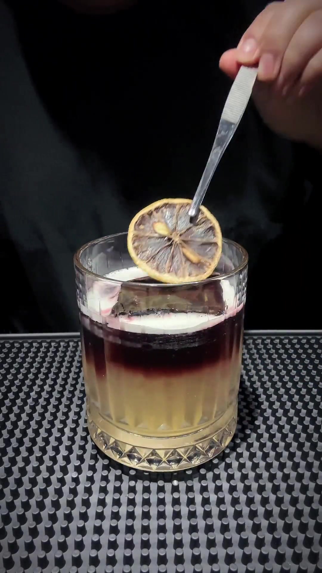在威士忌酸基础上加了红酒,视觉效果上还是很漂亮的 纽约酸 红酒鸡尾酒 +小助手