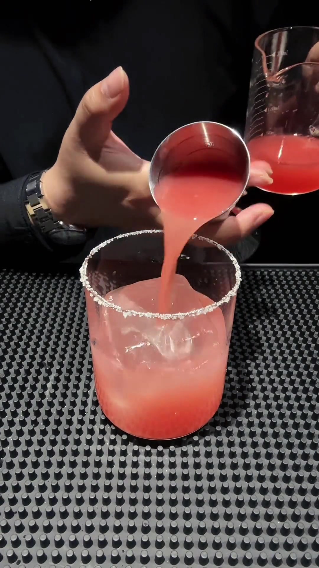 咸狗 听起来很狼狈,但是现在的狼狈是为了以后的从容不迫 西柚鸡尾酒 +小助手