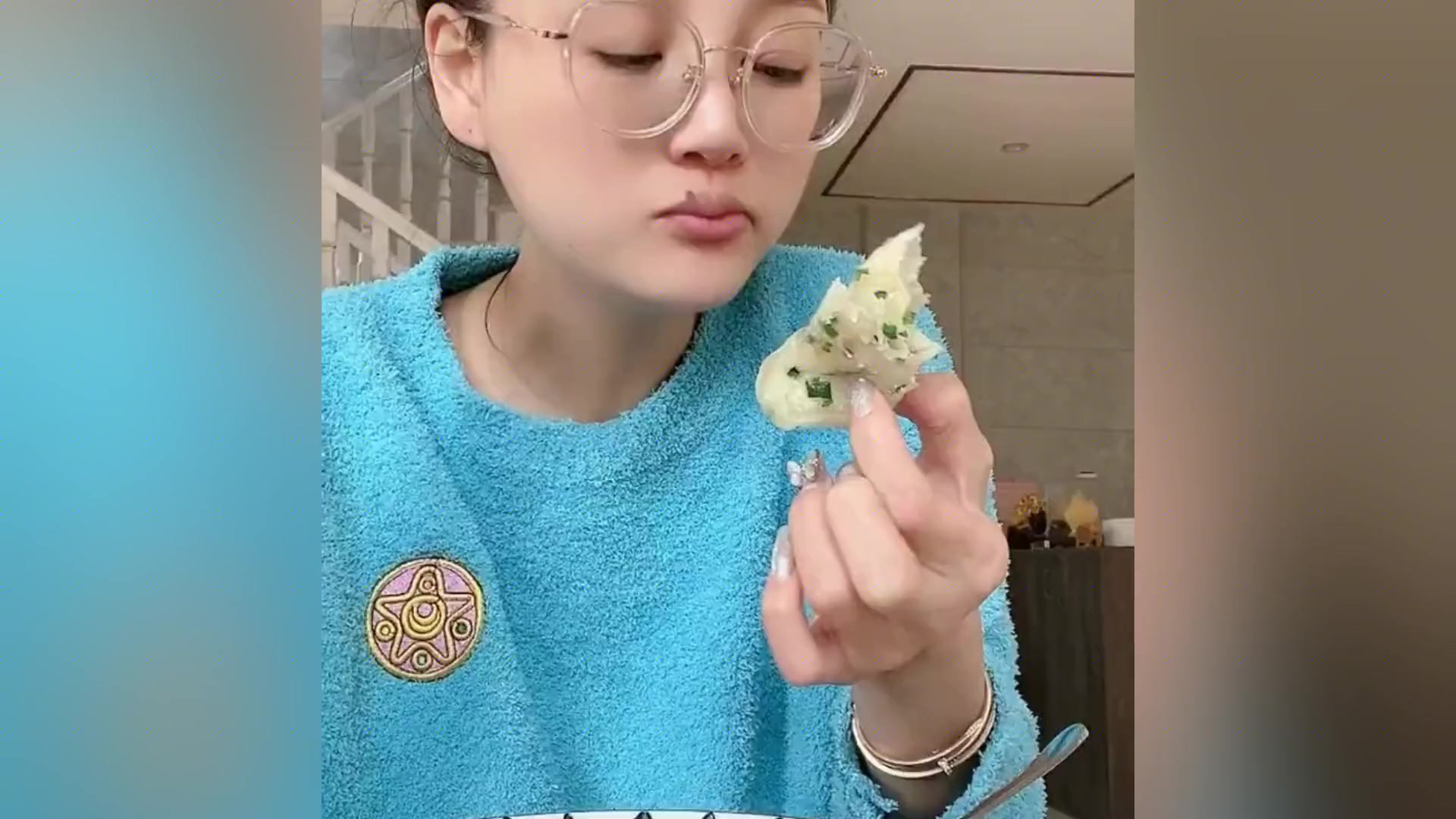 自制葱油饼搭配酸菜土豆丝汤,一口下去味道无敌了