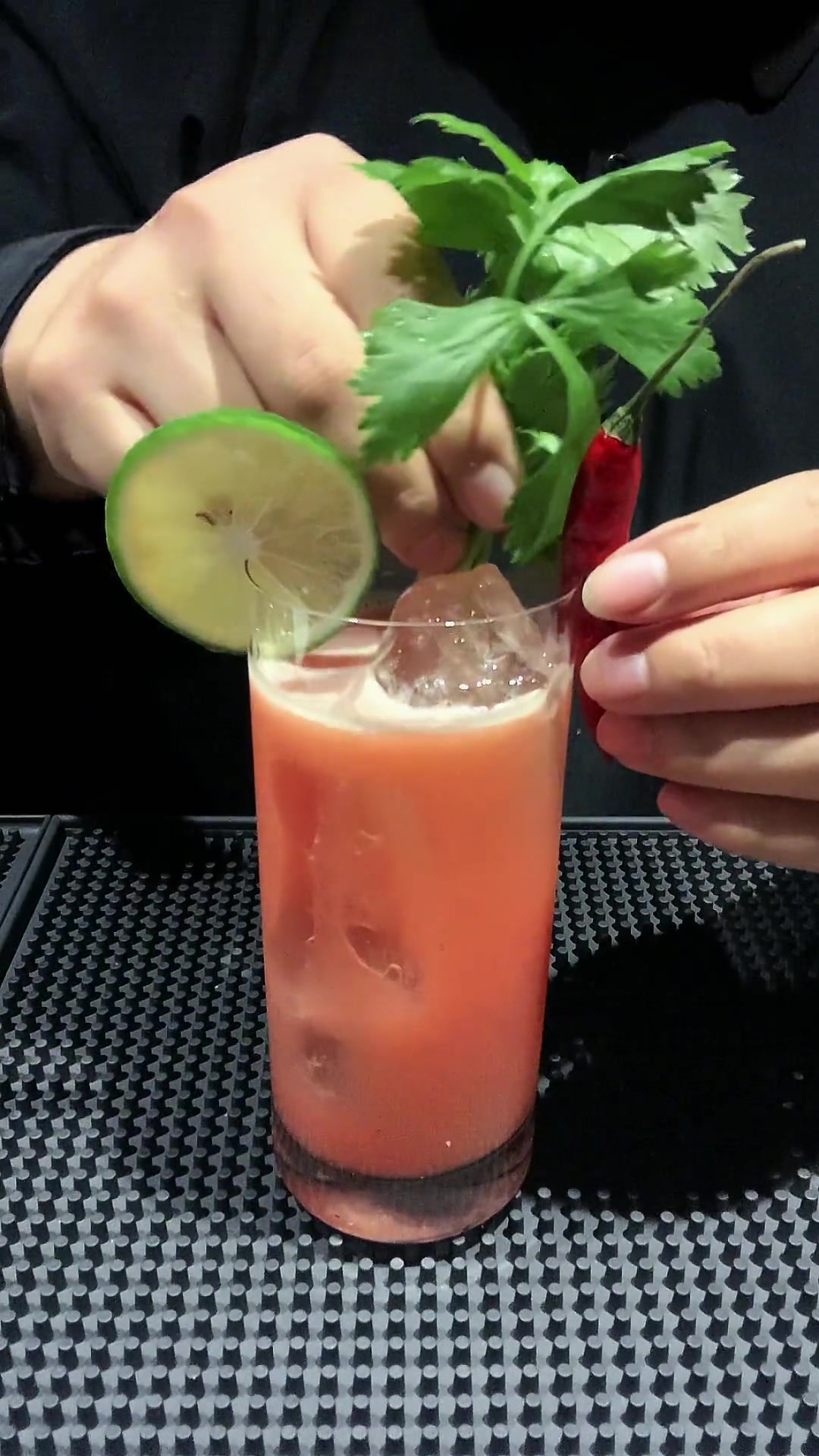 鸡尾酒:血腥玛丽(Bloody Mary)喝不醉的番茄汁,也有史上最难喝的鸡尾酒称号!血腥