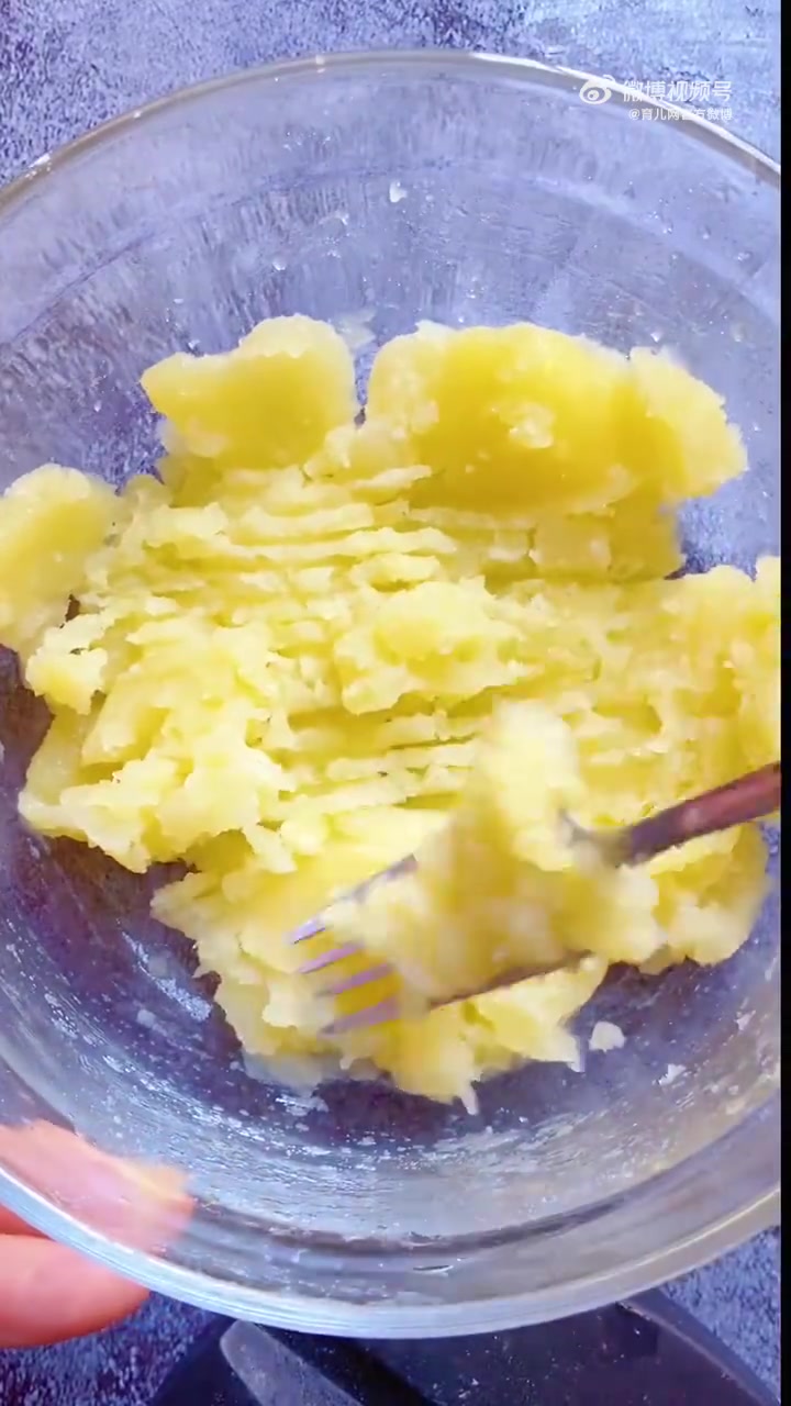 「儿童美食」软绵绵的蔬菜土豆泥,口感软糯,小宝宝也能很好咀嚼,丰富的碳水化合物和维生素,做