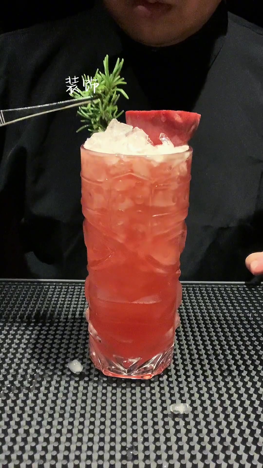 鸡尾酒:僵尸????️(Corpse)版本有很多,我更喜欢红色酒体的 僵尸鸡尾酒 因为更贴切僵尸