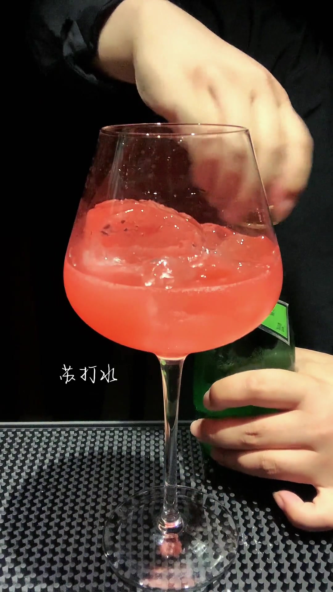 鸡尾酒:西柚菲士(Grapefruit Fizz)西柚汁代替柠檬汁,西柚糖浆代替糖浆,一款