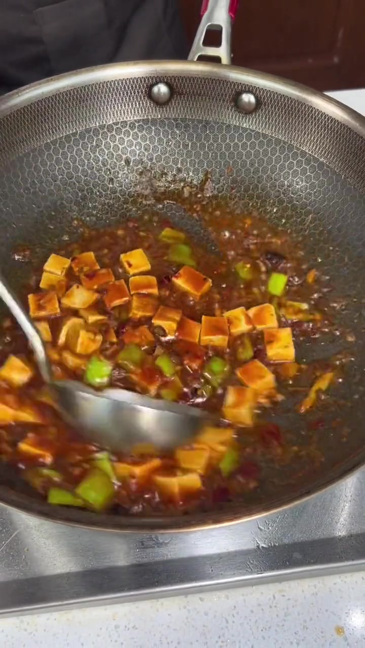 来成都之前就把大家想吃的 麻婆豆腐盖饭 给大家做好了!热烫香辣且下饭,朋友们还想吃什么川菜