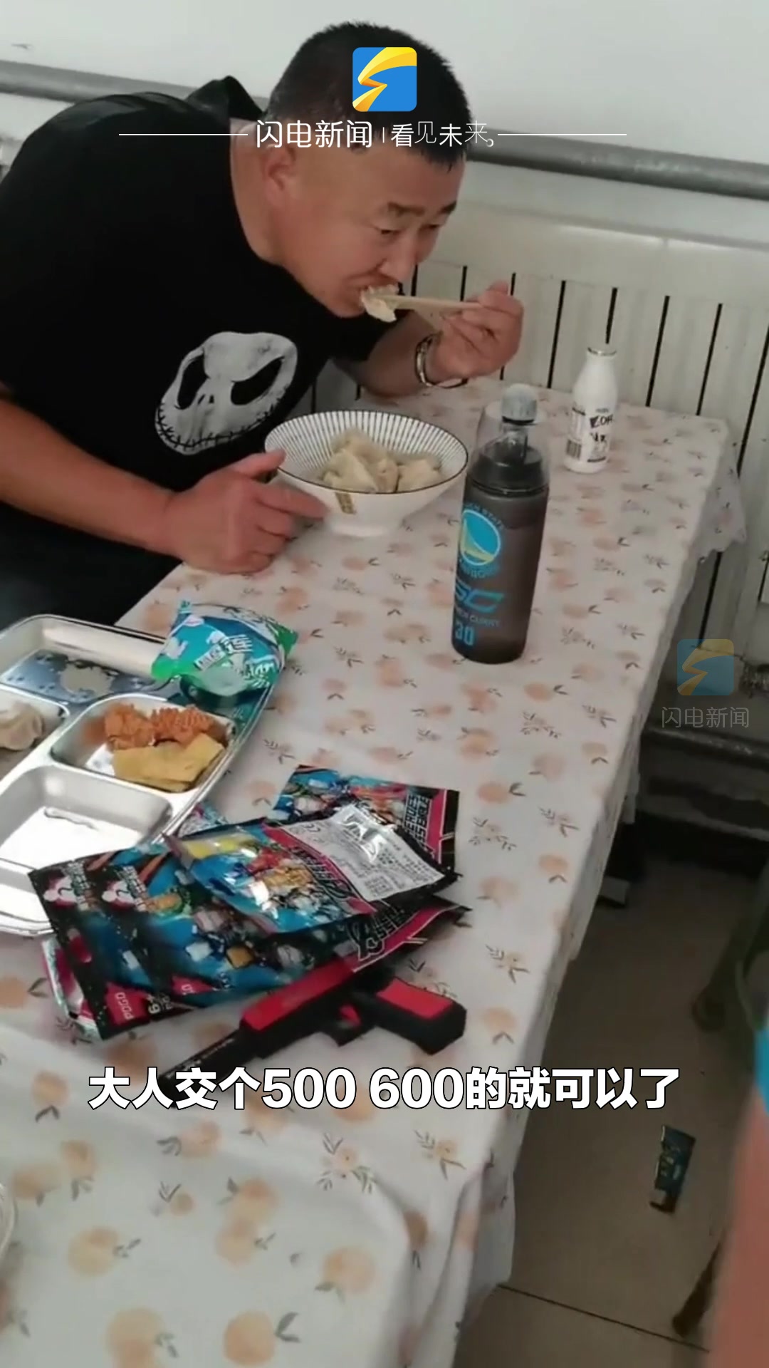 70后男子没时间做饭报小饭桌和10后孩子们同进餐 节省时间 饭菜搭配还有营养