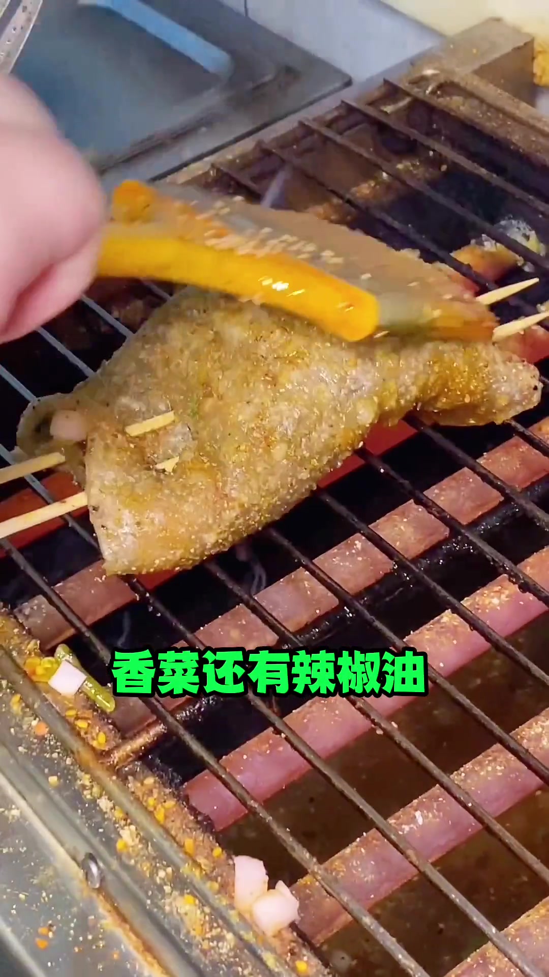 一米的炸年糕,还有烤苕皮都是川渝特色,小吃届的扛把子,现在五店通用哦 这是我爱的北京 烤苕