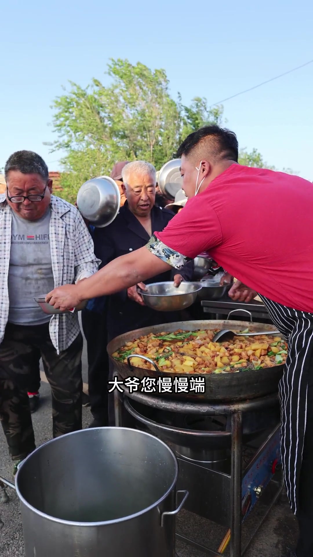 威海小贺给老人做小油菜土豆粉丝炖红烧肉