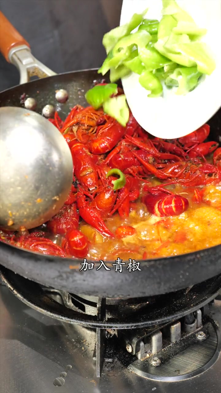 三斤小龙虾60元,凉皮啤酒10元,小龙虾料包15元,你在外面吃一顿多少钱 小龙虾 吃龙虾的