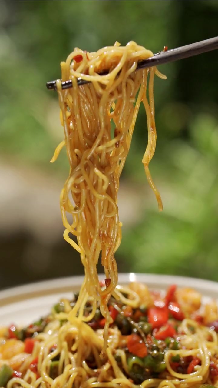 够辣的麻辣啤酒虾仁拌面 美食 美食教程