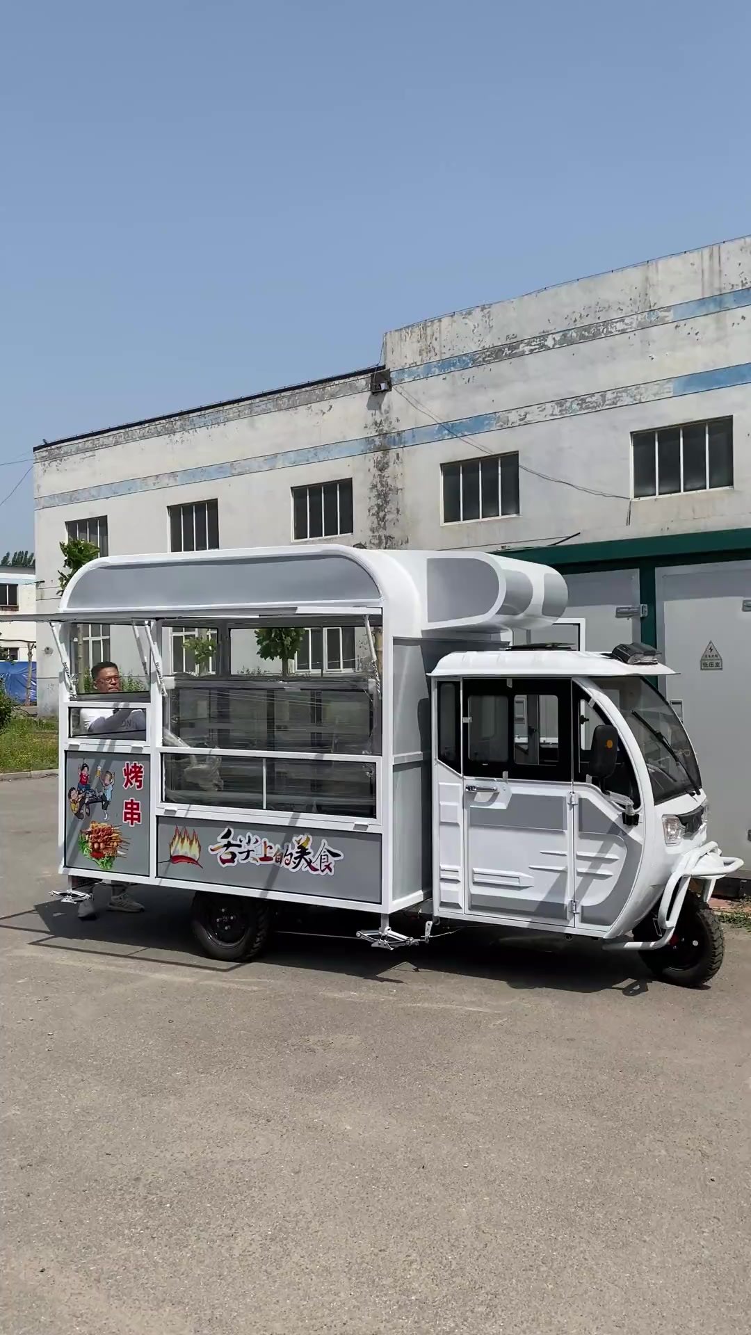 烧烤摆摊用个三轮车就够了!车厢2.3*1.6.配有加长冷鲜柜,车内三面不锈钢平台。烧烤炉是