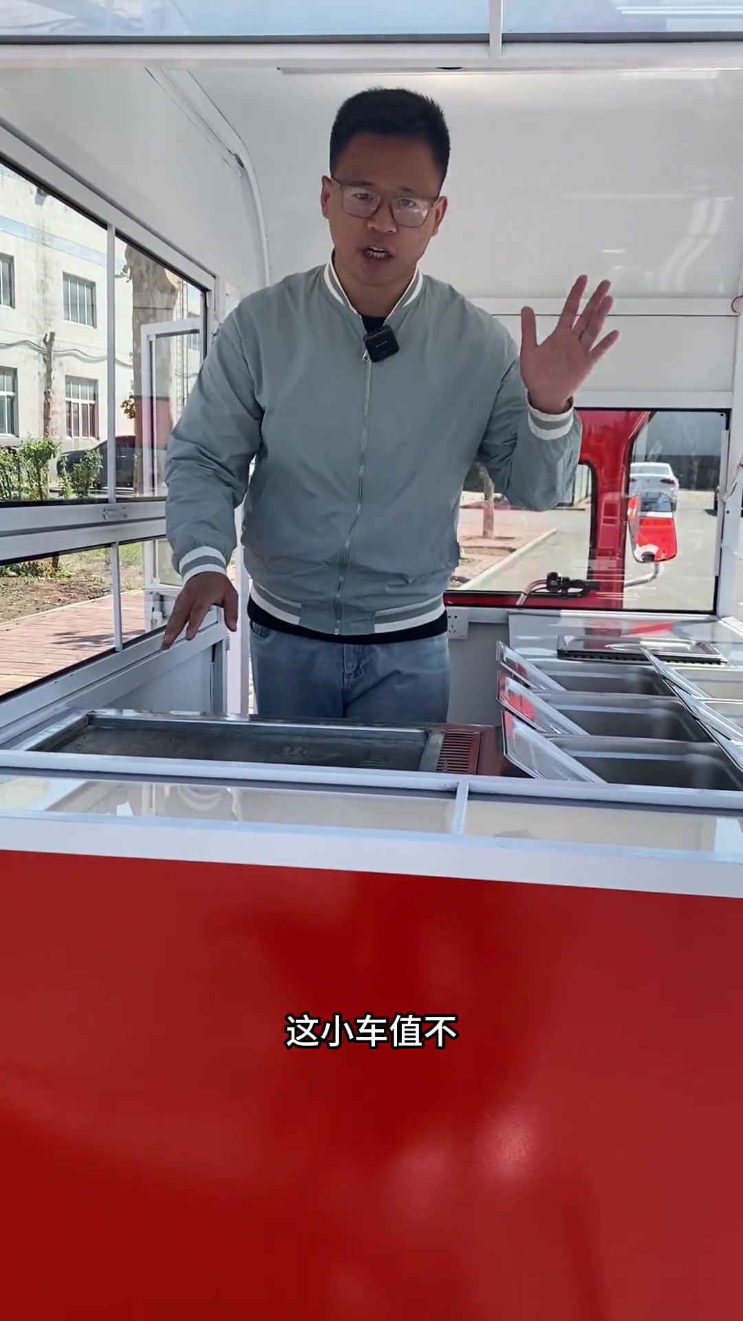 这小车一套下来才几千块,可以做快餐,可以早餐做手抓饼、鸡蛋灌饼等等。电动餐车小吃车美食车 