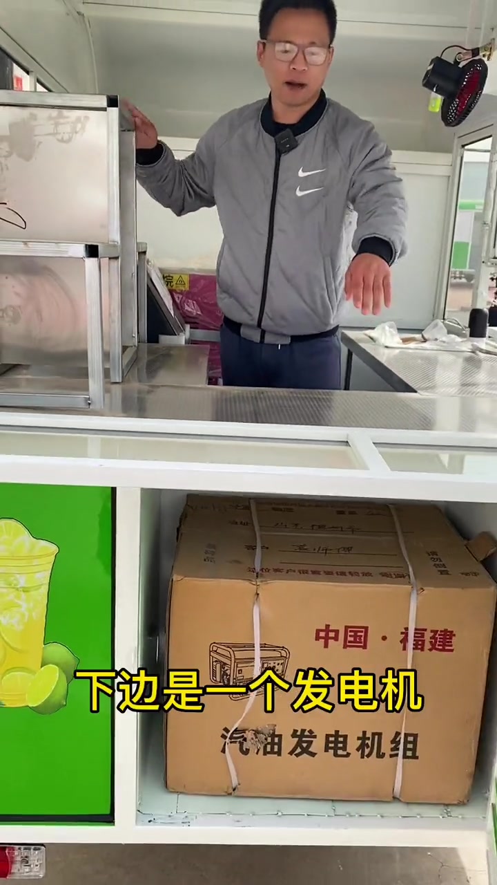 带有发电机的冷饮车,冰激凌机和制冰机也是必不可少的。面遮阳伞,夏天摆摊卖柠檬水不好吗?冷饮