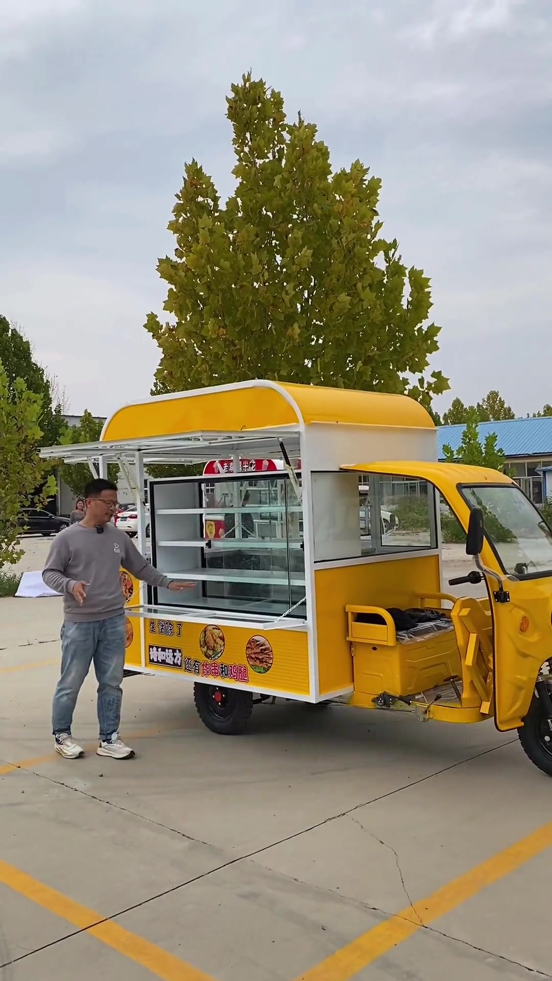 一个人摆摊一定要考虑的一台车,到手几千块钱。可以室内操作,夏天做炸串很方便。炸串车 炸串小