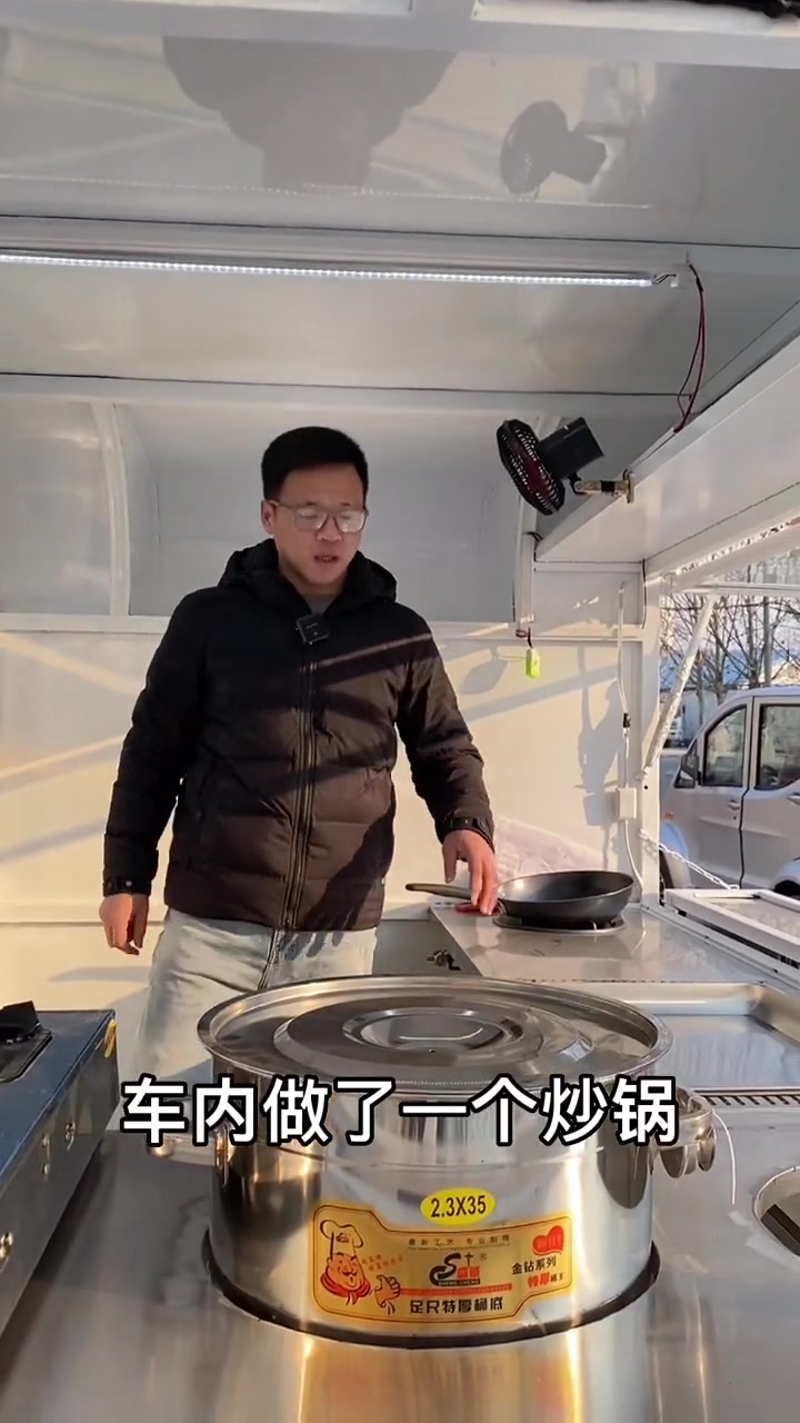 创作灵感 专门做螺丝的车还是比较少见的,做熟食卤味一辆三轮小吃车就够了。电动餐车小吃车美食