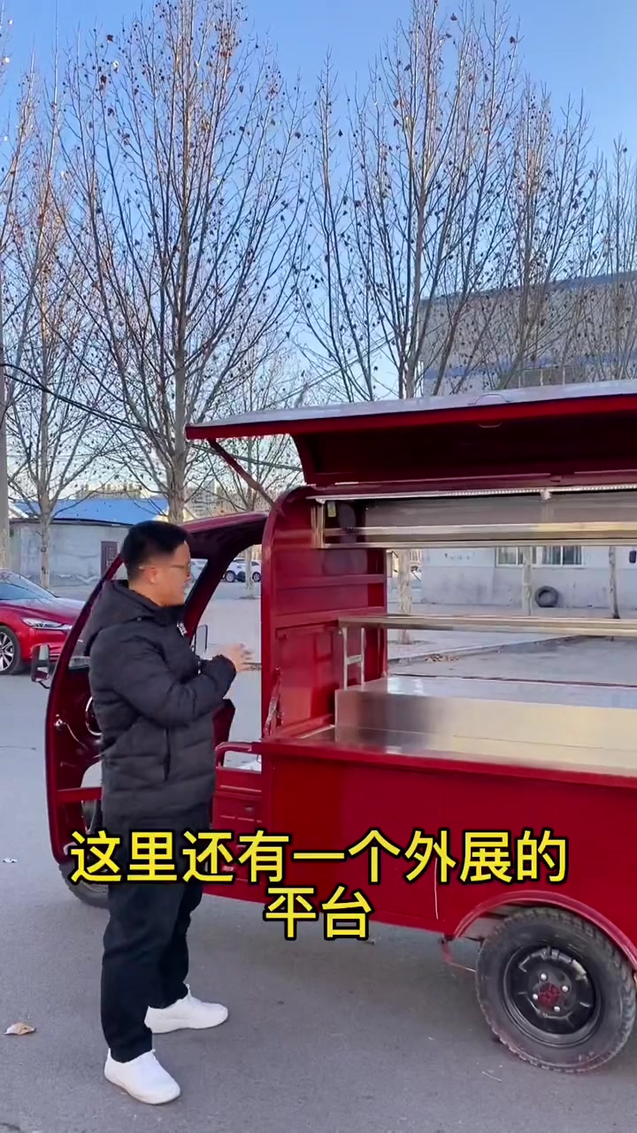 新款小蜜蜂电动三轮车餐车。动力强,续航远。三面广告灯箱打开后更是亮眼。鸥翼开门设计,也更加