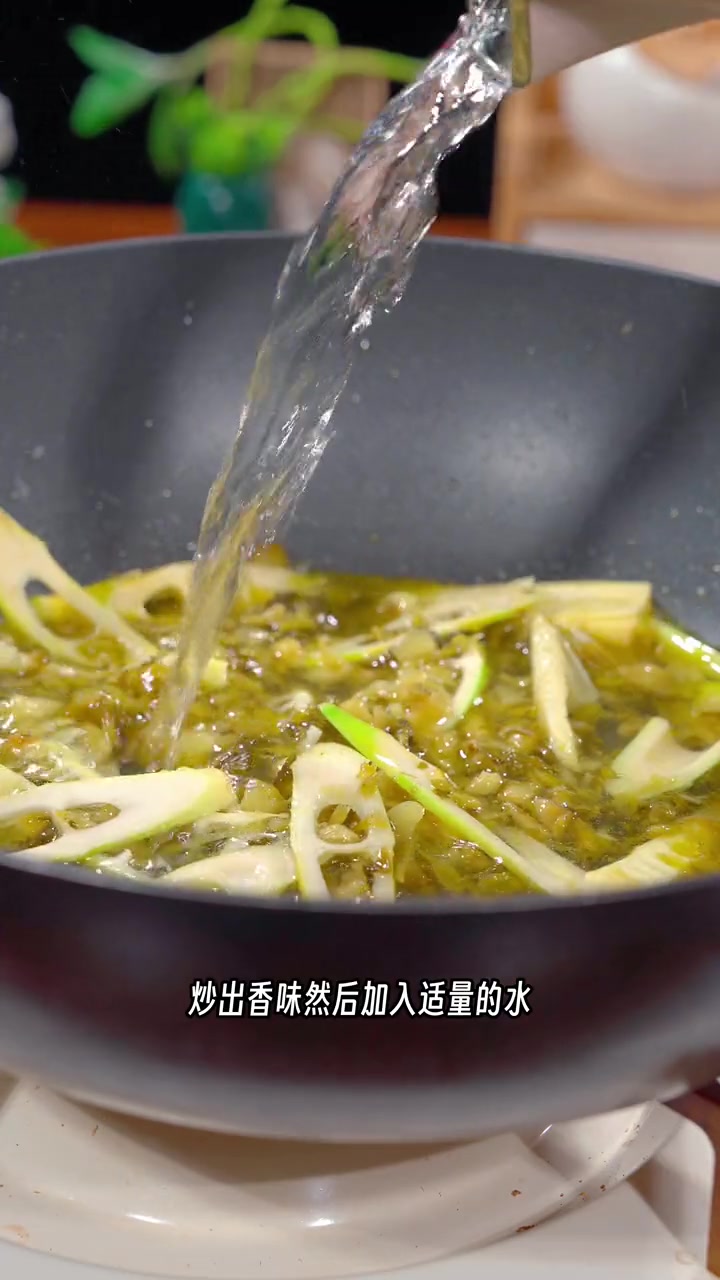 平时家里不知道吃什么菜,今天我来给你分享一个简单好吃的又很适合这个季节的菜,赶紧试试吧 蚕