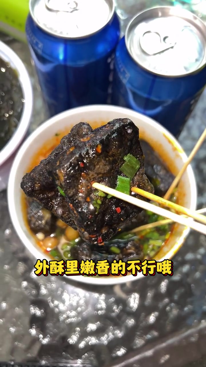 美女也来雄逗逗吃臭豆腐啦!!!