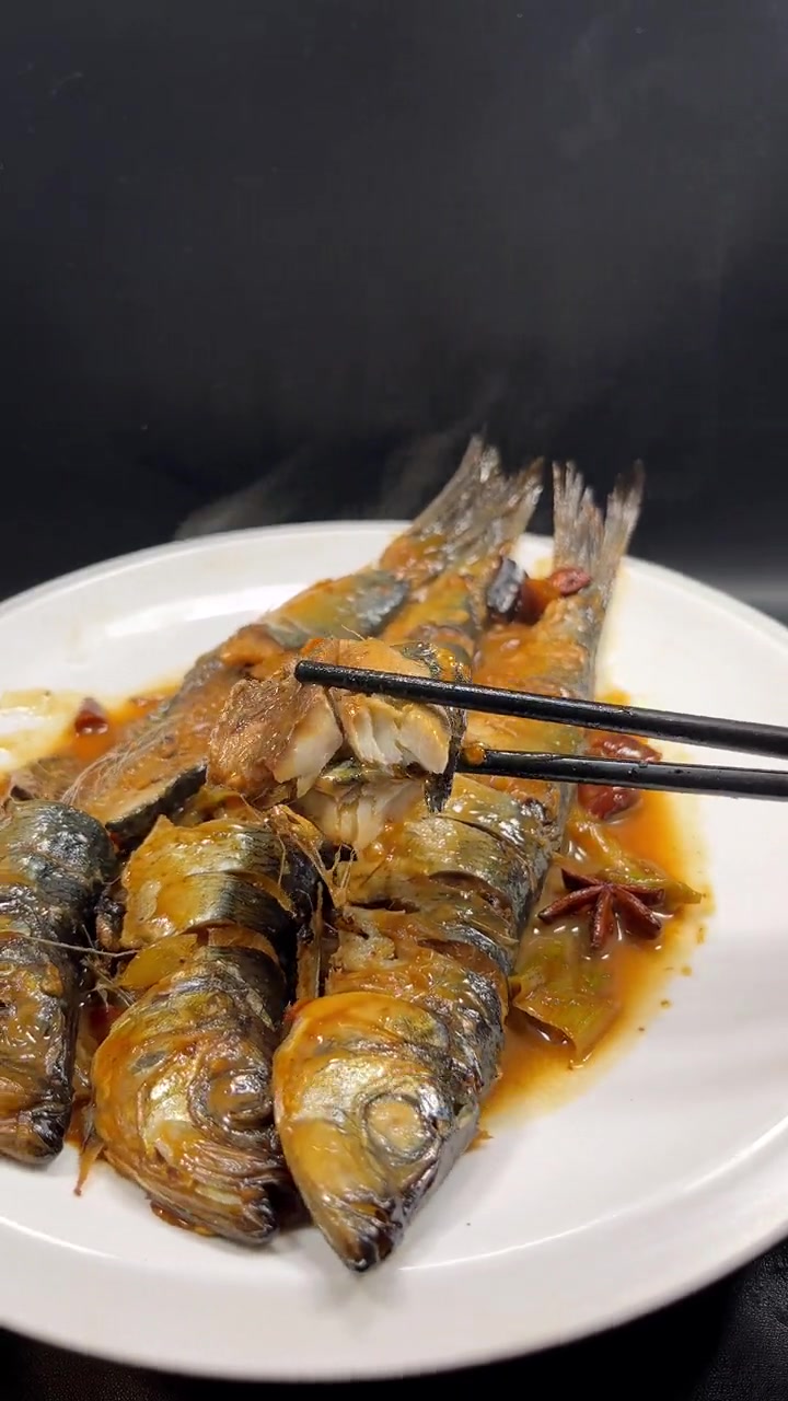 家常炖沙丁鱼这样做好吃入味!以520之名一起吃饭吧 食尚先生 鱼的花式做法 红烧鱼 +小助
