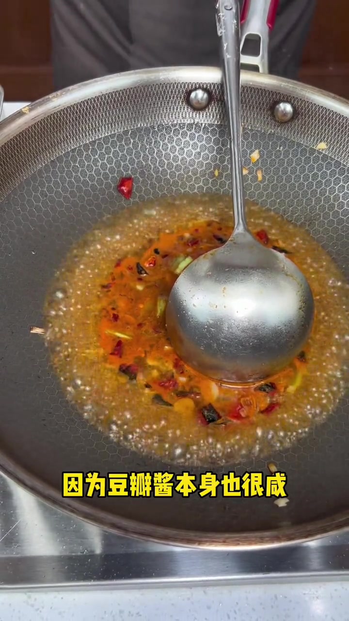 猪肉又不贵何必吃鸡丁呢?像我这么做的 辣子肉丁,别提多好吃了!不信你试试 一起学做菜