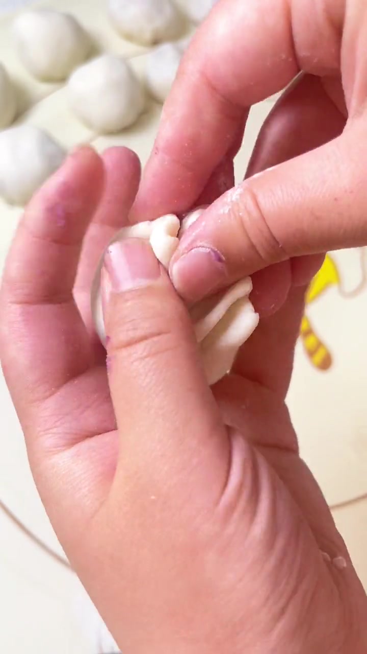 紫薯的营养价值高,做成这样的小软饼,放凉了都不会硬,软软甜甜的,宝宝爱吃还好消化哦,做法也