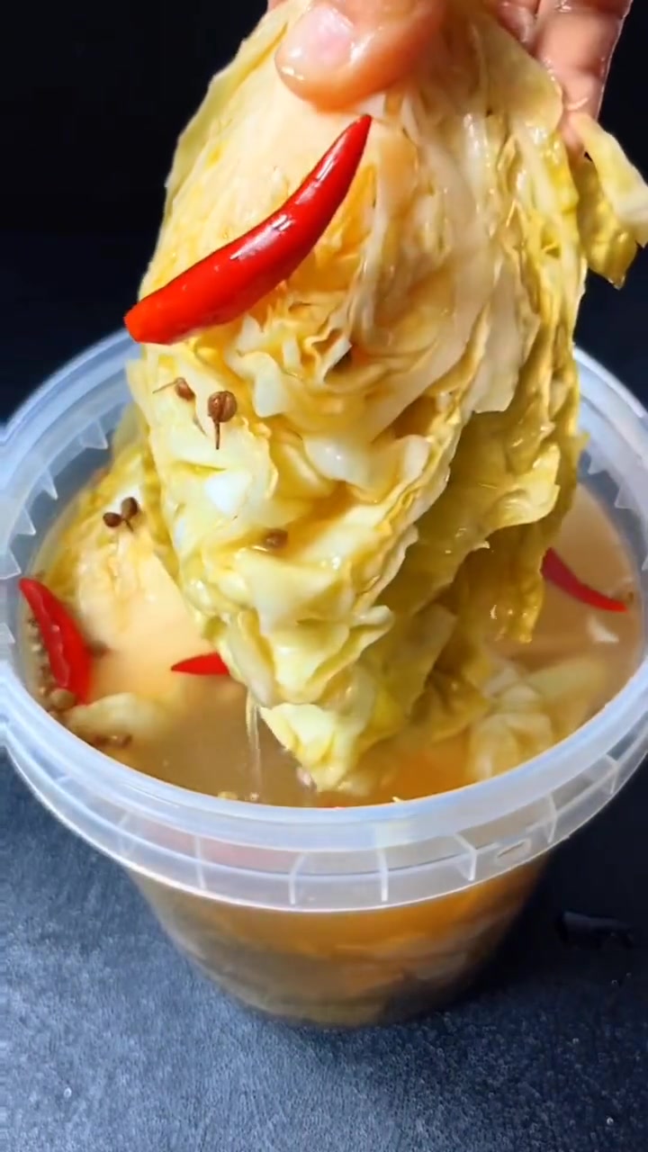 喜欢吃泡菜可以自己在家做,清脆爽口比买的还好吃。泡菜 开胃菜 自制咸菜 下饭菜 美味可口
